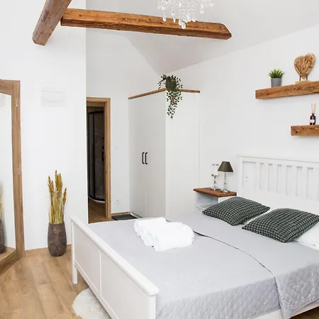 Apartmanhotel Ellie 3*